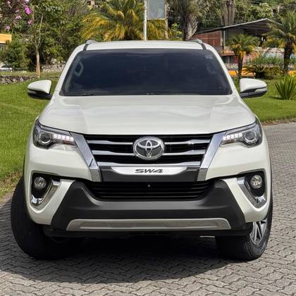 TOYOTA HILUX SW4 2.8 SRX 4X4 7 LUGARES 16V TURBO INTERCOOLER DIESEL 4P AUTOMÁTICO